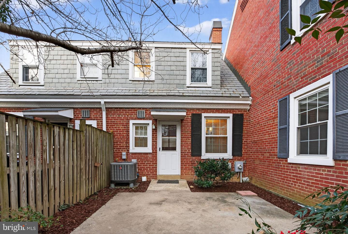 3495 S WAKEFIELD ST, ARLINGTON, Virginia 22206, 1 Bedroom Bedrooms, 8 Rooms Rooms,2 BathroomsBathrooms,Residential,For sale,3495 S WAKEFIELD ST,VAAR2068420 MLS # VAAR2068420