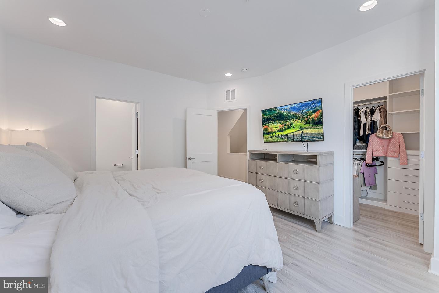 7397 BLADE DR, FALLS CHURCH, Virginia 22042, 5 Bedrooms Bedrooms, ,3 BathroomsBathrooms,Residential,For sale,7397 BLADE DR,VAFX2288748 MLS # VAFX2288748