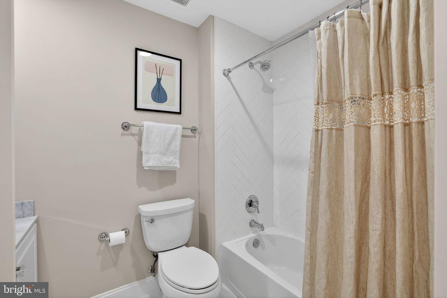 1220 ROUNDHOUSE LN, ALEXANDRIA, Virginia 22314, 4 Bedrooms Bedrooms, ,3 BathroomsBathrooms,Residential,For sale,1220 ROUNDHOUSE LN,VAAX2053764 MLS # VAAX2053764