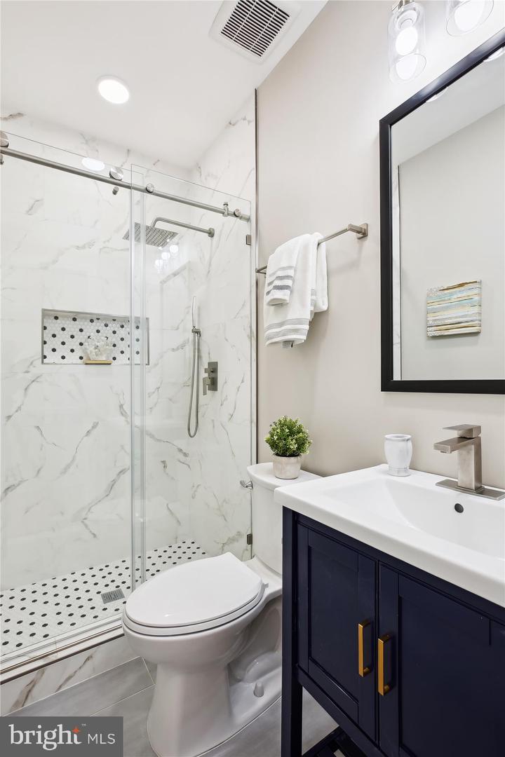 329 15TH ST NE, WASHINGTON, District Of Columbia 20002, 5 Bedrooms Bedrooms, ,4 BathroomsBathrooms,Residential,For sale,329 15TH ST NE,DCDC2244660 MLS # DCDC2244660