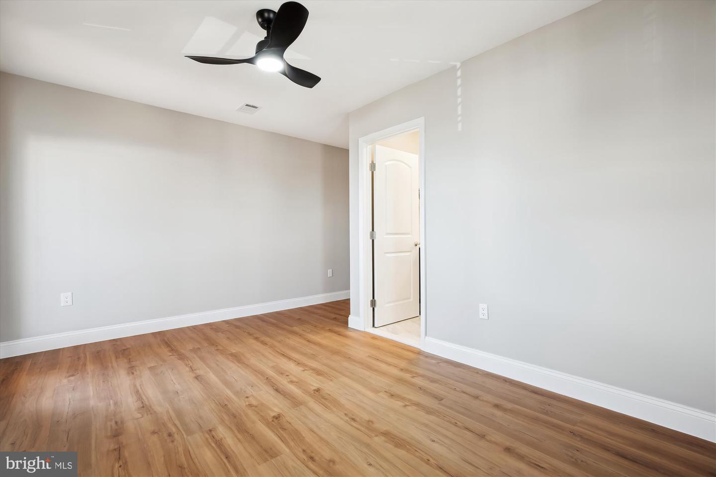 329 15TH ST NE, WASHINGTON, District Of Columbia 20002, 5 Bedrooms Bedrooms, ,4 BathroomsBathrooms,Residential,For sale,329 15TH ST NE,DCDC2244660 MLS # DCDC2244660