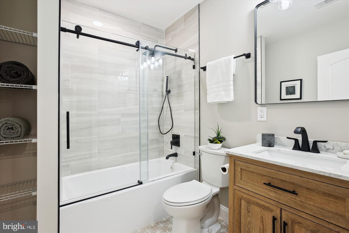 329 15TH ST NE, WASHINGTON, District Of Columbia 20002, 5 Bedrooms Bedrooms, ,4 BathroomsBathrooms,Residential,For sale,329 15TH ST NE,DCDC2244660 MLS # DCDC2244660