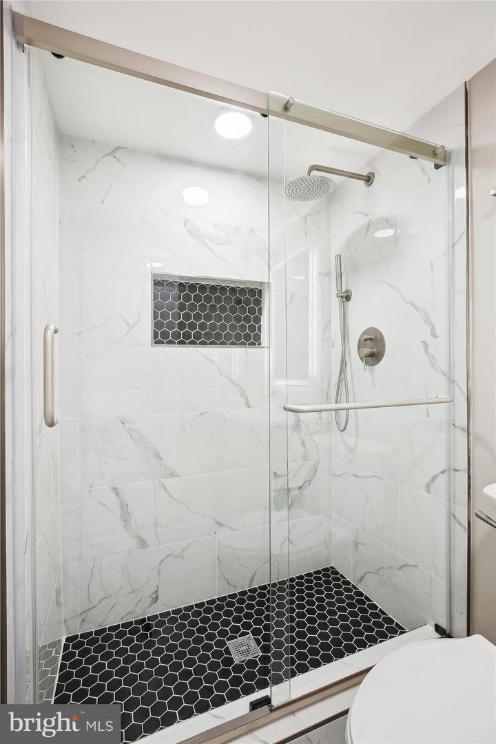 329 15TH ST NE, WASHINGTON, District Of Columbia 20002, 5 Bedrooms Bedrooms, ,4 BathroomsBathrooms,Residential,For sale,329 15TH ST NE,DCDC2244660 MLS # DCDC2244660