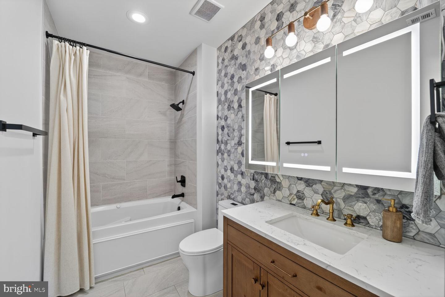 2000 CLARENDON BLVD #1107, ARLINGTON, Virginia 22201, 1 Bedroom Bedrooms, ,1 BathroomBathrooms,Residential,For sale,2000 CLARENDON BLVD #1107,VAAR2068502 MLS # VAAR2068502