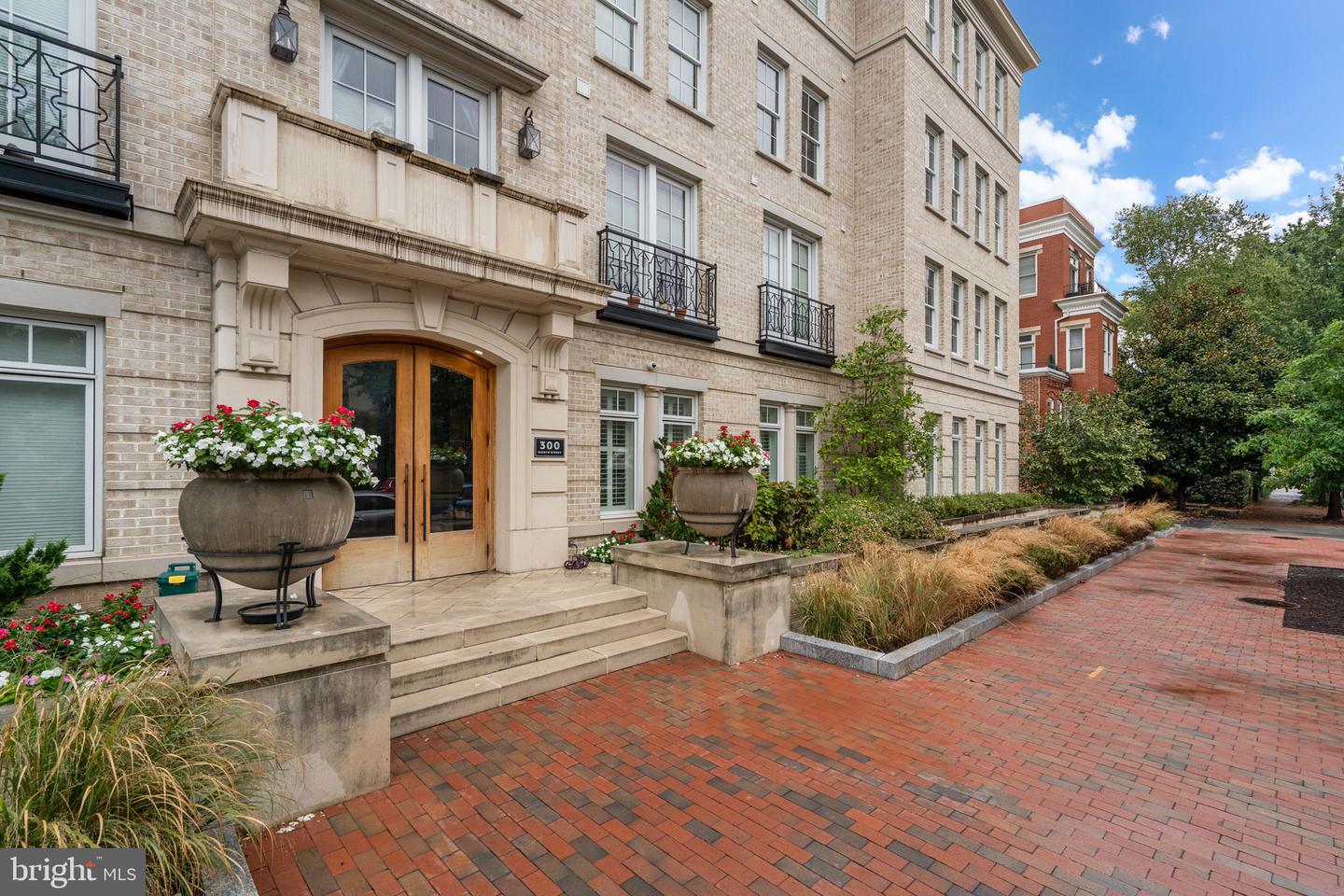 300 8TH ST NE #102, WASHINGTON, District Of Columbia 20002, 1 Bedroom Bedrooms, 4 Rooms Rooms,1 BathroomBathrooms,Residential,For sale,300 8TH ST NE #102,DCDC2244690 MLS # DCDC2244690