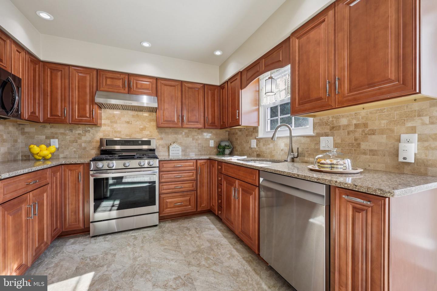 9395 CLOVERHILL CT, MANASSAS, Virginia 20110, 4 Bedrooms Bedrooms, ,2 BathroomsBathrooms,Residential,For sale,9395 CLOVERHILL CT,VAMN2009148 MLS # VAMN2009148