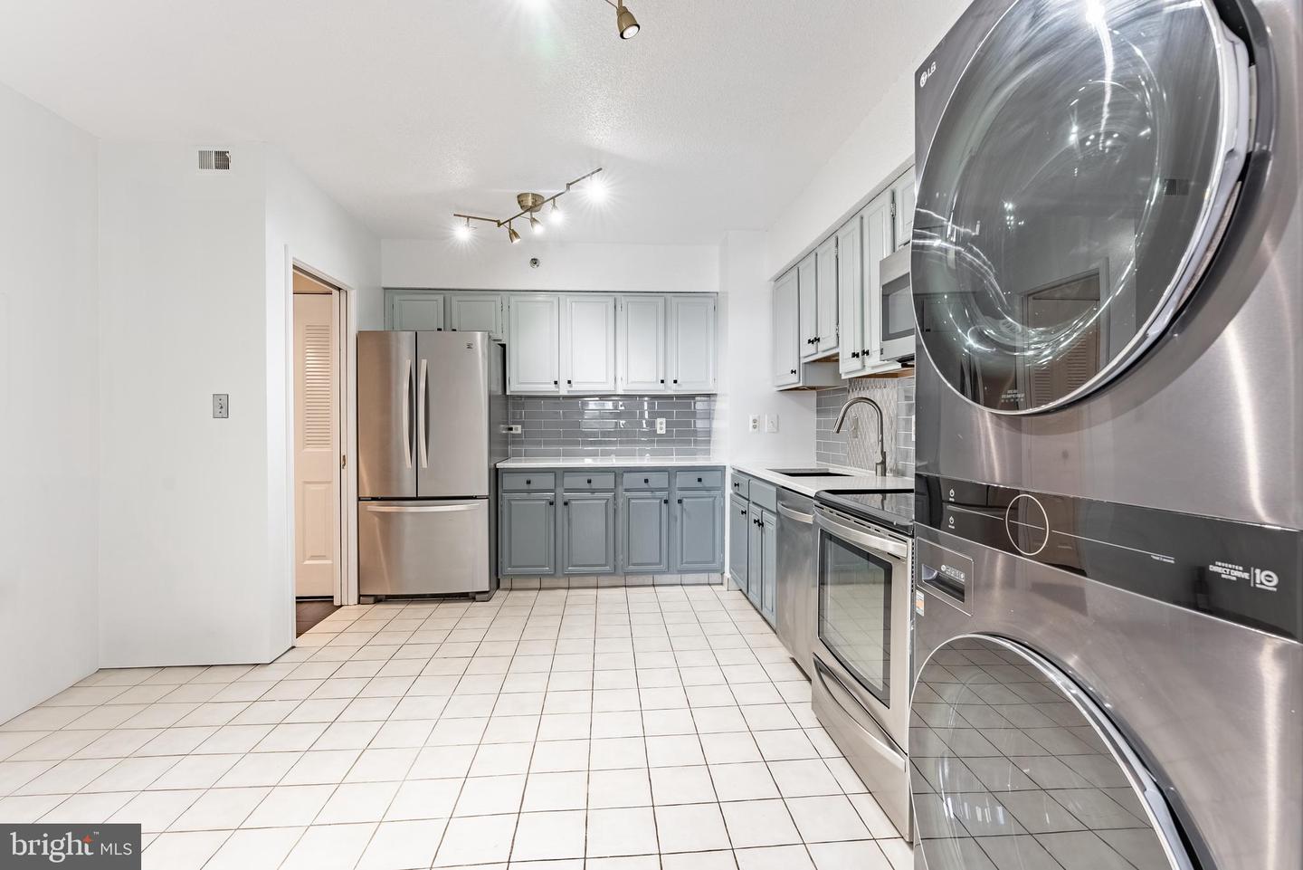 3709 S GEORGE MASON DR #1605E, FALLS CHURCH, Virginia 22041, 3 Bedrooms Bedrooms, ,2 BathroomsBathrooms,Residential,For sale,3709 S GEORGE MASON DR #1605E,VAFX2277094 MLS # VAFX2277094