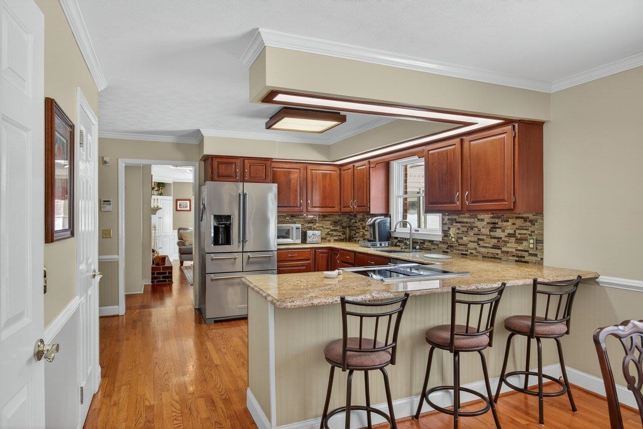 In addition to the dining area, there is an eating bar