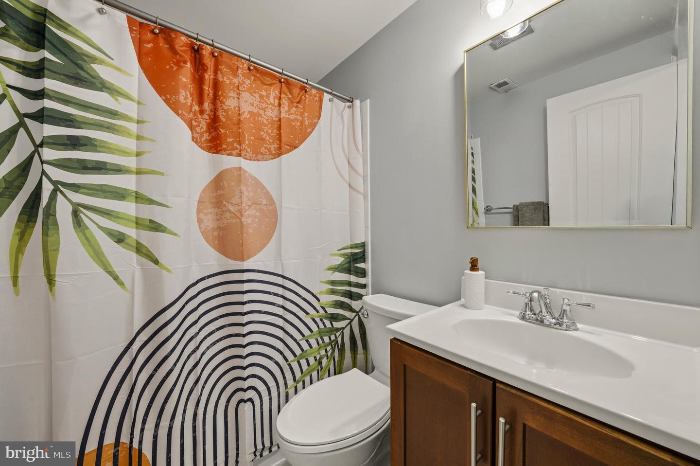 7414 HALLCREST DR, MCLEAN, Virginia 22102, 3 Bedrooms Bedrooms, ,3 BathroomsBathrooms,Residential,For sale,7414 HALLCREST DR,VAFX2282130 MLS # VAFX2282130