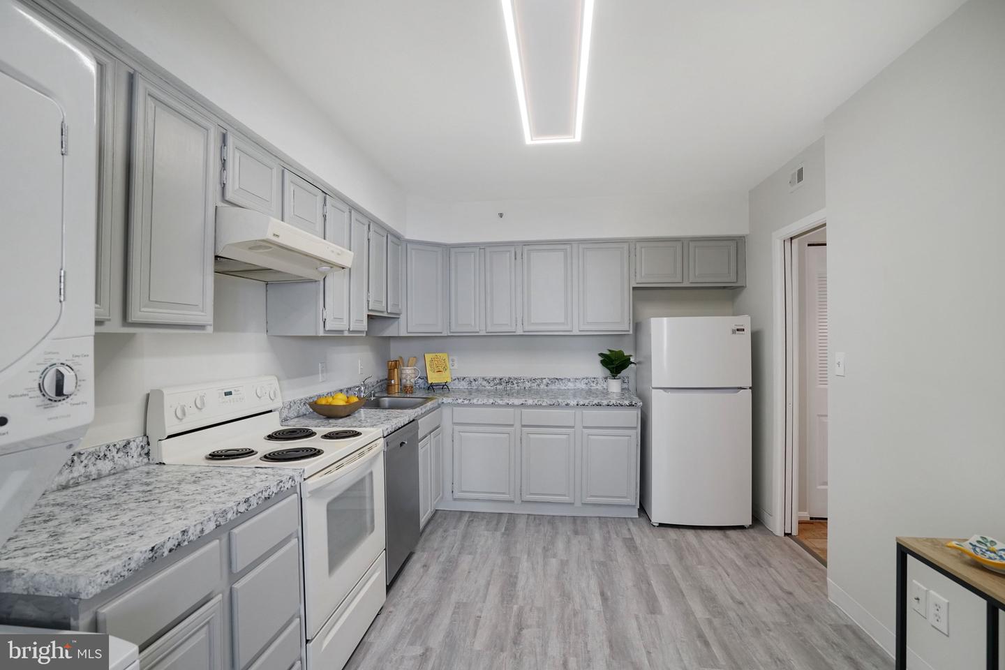 3713 S GEORGE MASON DR #1107W, FALLS CHURCH, Virginia 22041, 2 Bedrooms Bedrooms, ,1 BathroomBathrooms,Residential,For sale,3713 S GEORGE MASON DR #1107W,VAFX2286150 MLS # VAFX2286150