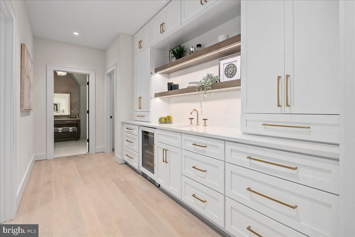 7011 ELIZABETH DR, MCLEAN, Virginia 22101, 5 Bedrooms Bedrooms, ,5 BathroomsBathrooms,Residential,For sale,7011 ELIZABETH DR,VAFX2286686 MLS # VAFX2286686