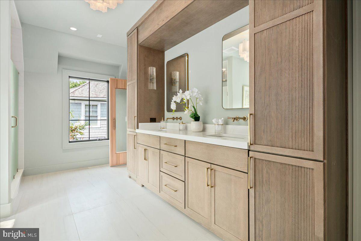 7011 ELIZABETH DR, MCLEAN, Virginia 22101, 5 Bedrooms Bedrooms, ,5 BathroomsBathrooms,Residential,For sale,7011 ELIZABETH DR,VAFX2286686 MLS # VAFX2286686