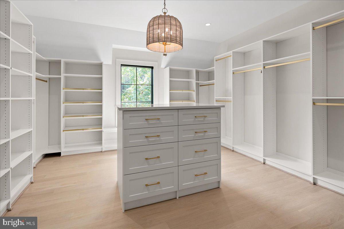 7011 ELIZABETH DR, MCLEAN, Virginia 22101, 5 Bedrooms Bedrooms, ,5 BathroomsBathrooms,Residential,For sale,7011 ELIZABETH DR,VAFX2286686 MLS # VAFX2286686