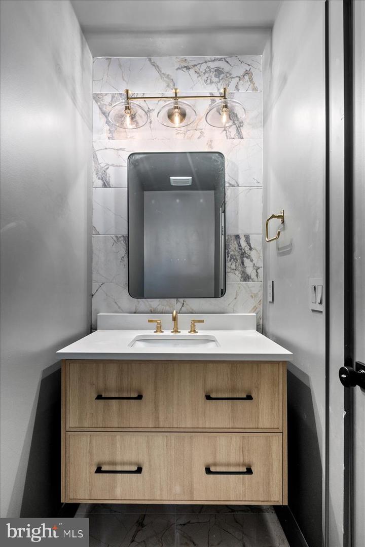 7011 ELIZABETH DR, MCLEAN, Virginia 22101, 5 Bedrooms Bedrooms, ,5 BathroomsBathrooms,Residential,For sale,7011 ELIZABETH DR,VAFX2286686 MLS # VAFX2286686