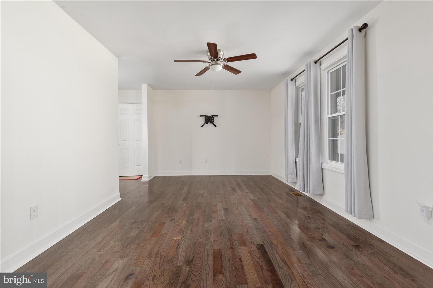 145 TULIP POPLAR DR, LINDEN, Virginia 22642, 4 Bedrooms Bedrooms, ,3 BathroomsBathrooms,Residential,For sale,145 TULIP POPLAR DR,VAWR2013220 MLS # VAWR2013220