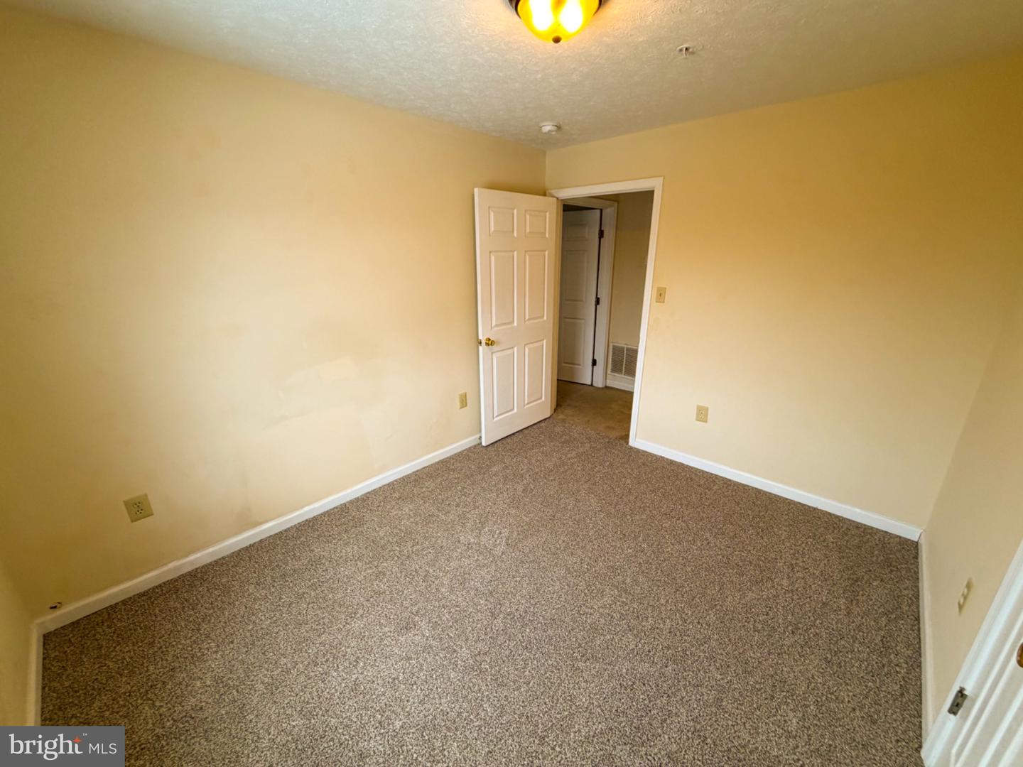 1292 OX RD #F-9, WOODSTOCK, Virginia 22664, 2 Bedrooms Bedrooms, 7 Rooms Rooms,2 BathroomsBathrooms,Residential,For sale,1292 OX RD #F-9,VASH2013452 MLS # VASH2013452