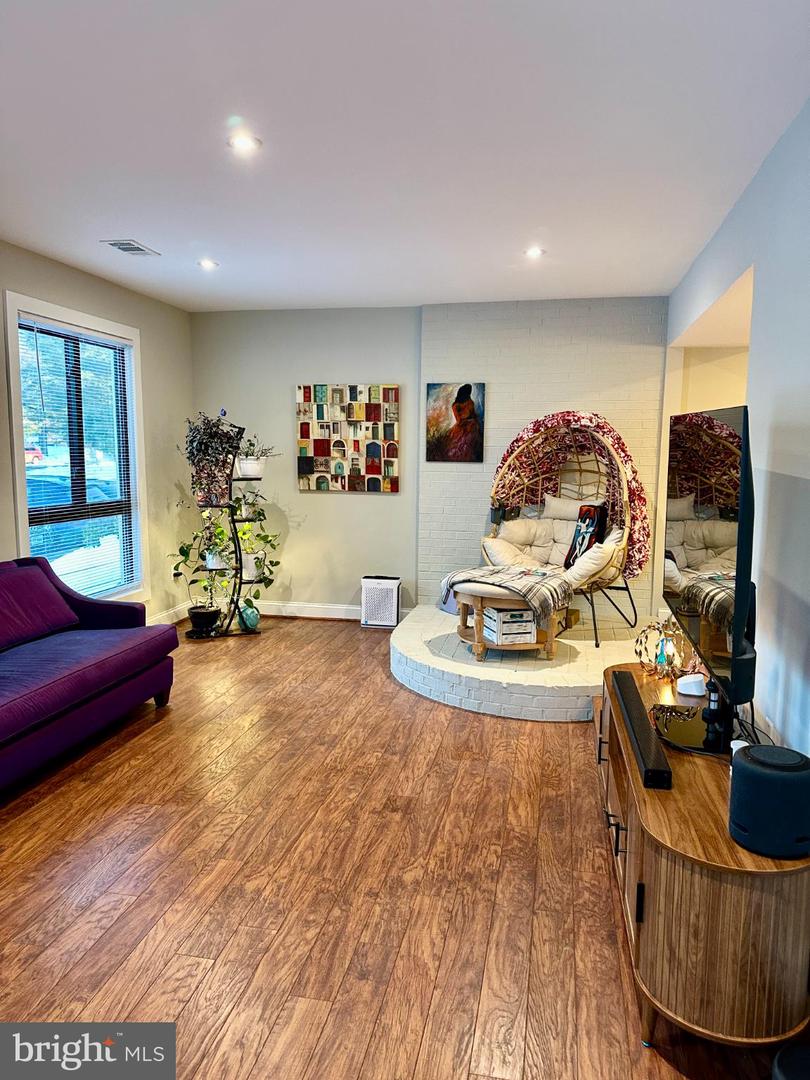 19 CAROUSEL CT, STERLING, Virginia 20164, 4 Bedrooms Bedrooms, 12 Rooms Rooms,2 BathroomsBathrooms,Residential,For sale,19 CAROUSEL CT,VALO2114830 MLS # VALO2114830