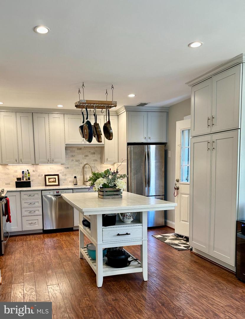 19 CAROUSEL CT, STERLING, Virginia 20164, 4 Bedrooms Bedrooms, 12 Rooms Rooms,2 BathroomsBathrooms,Residential,For sale,19 CAROUSEL CT,VALO2114830 MLS # VALO2114830