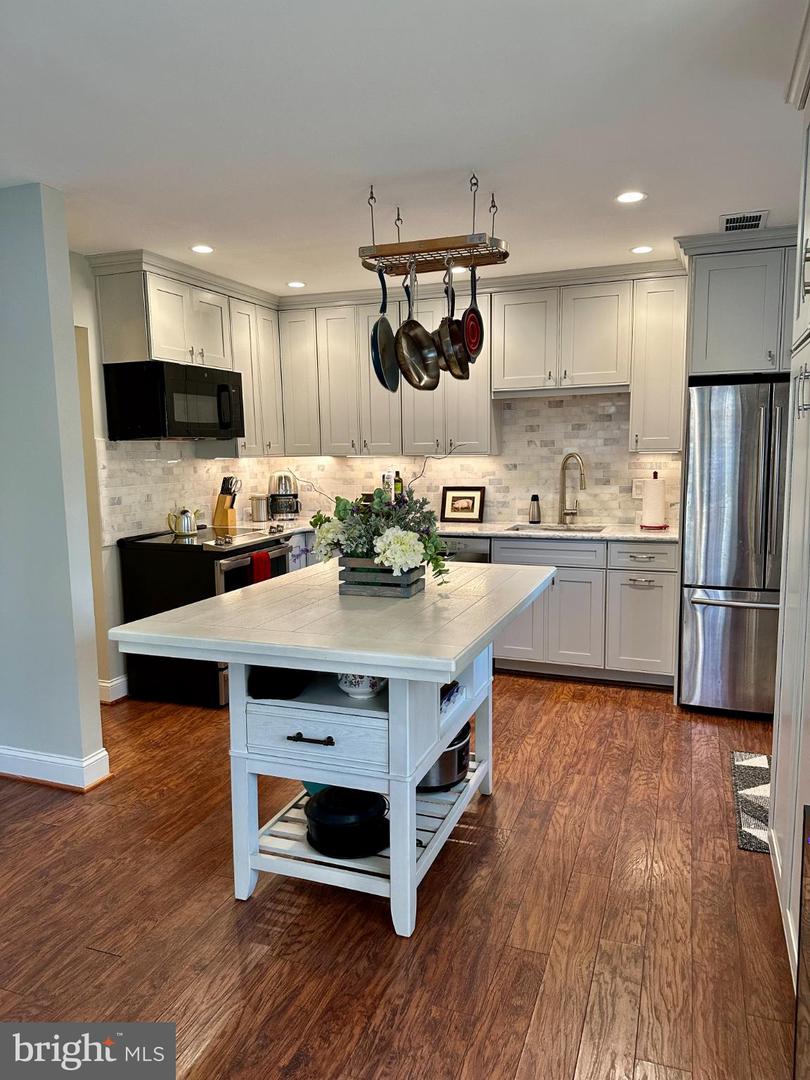 19 CAROUSEL CT, STERLING, Virginia 20164, 4 Bedrooms Bedrooms, 12 Rooms Rooms,2 BathroomsBathrooms,Residential,For sale,19 CAROUSEL CT,VALO2114830 MLS # VALO2114830