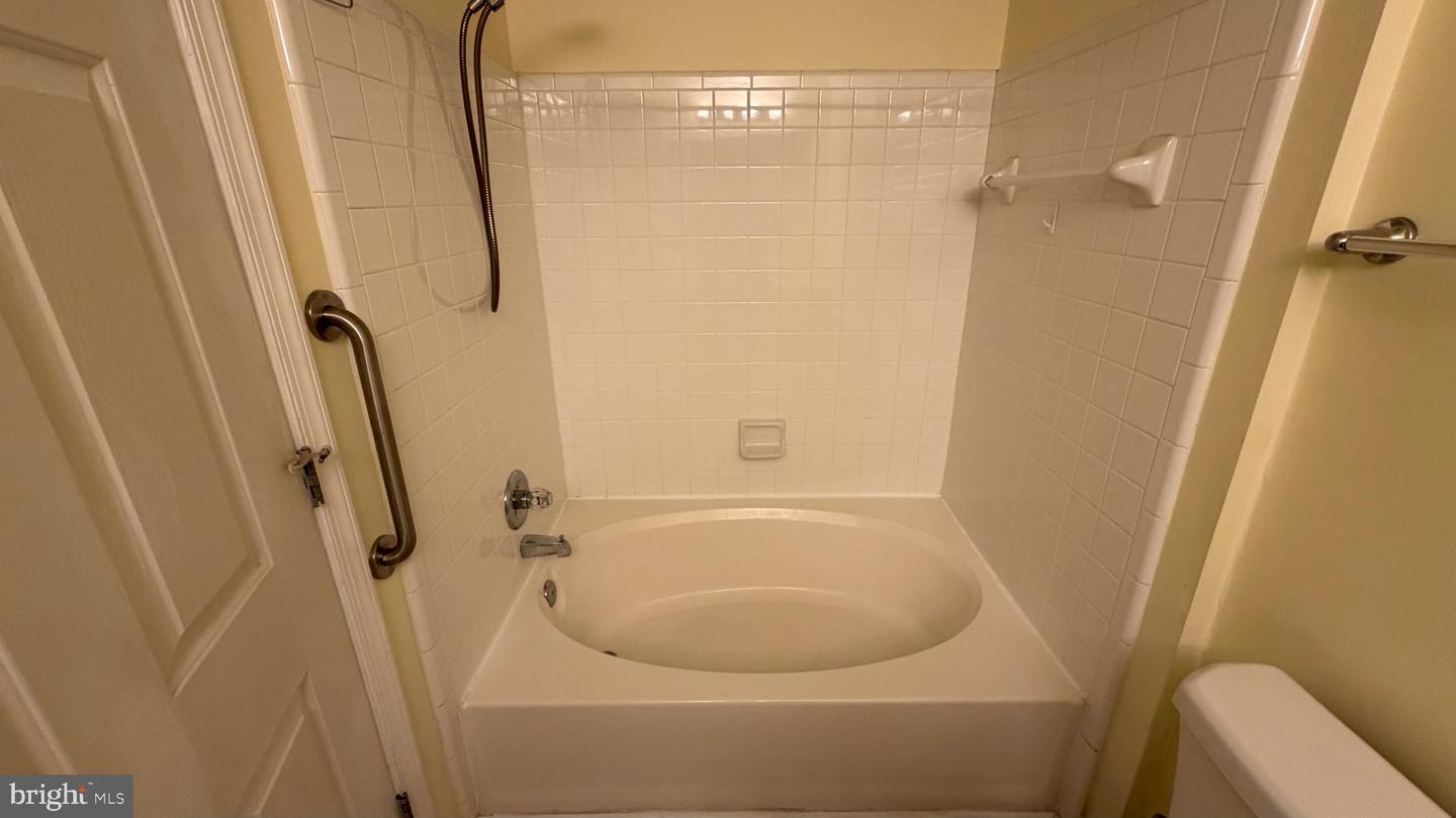 300 RIVERBEND DR #1E, CHARLOTTESVILLE, Virginia 22911, 2 Bedrooms Bedrooms, 4 Rooms Rooms,2 BathroomsBathrooms,Residential,For sale,300 RIVERBEND DR #1E,VAAB2001156 MLS # VAAB2001156