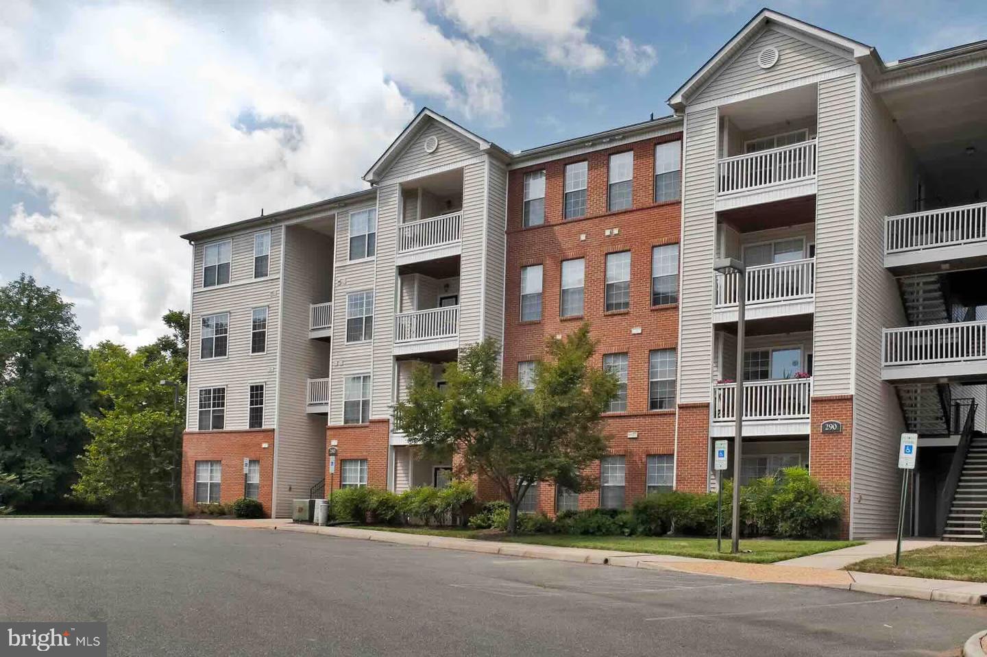 300 RIVERBEND DR #1E, CHARLOTTESVILLE, Virginia 22911, 2 Bedrooms Bedrooms, 4 Rooms Rooms,2 BathroomsBathrooms,Residential,For sale,300 RIVERBEND DR #1E,VAAB2001156 MLS # VAAB2001156