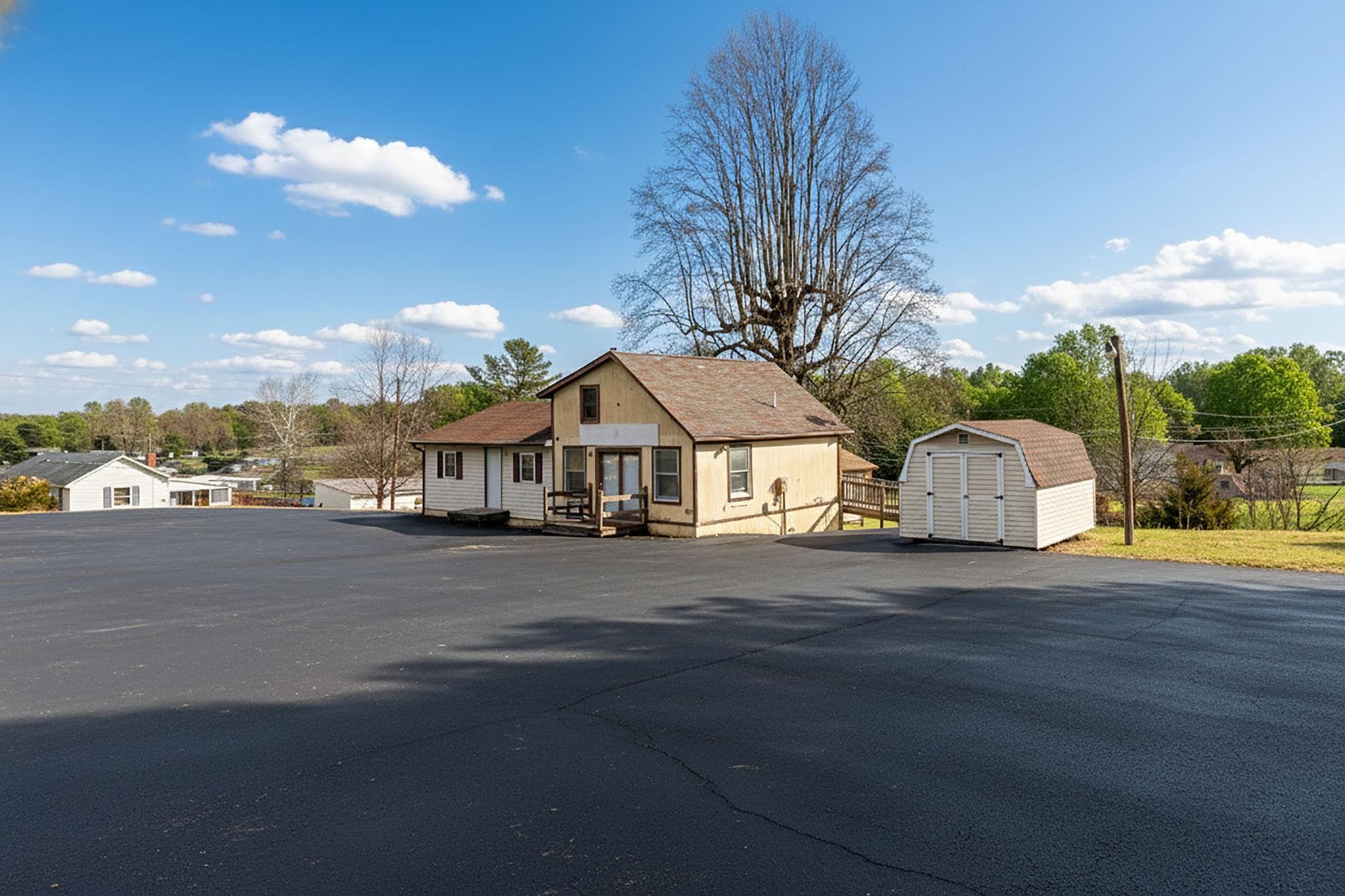 2594 LEE JACKSON HWY, STAUNTON, Virginia 24401, ,Commercial,2594 LEE JACKSON HWY,672079 MLS # 672079