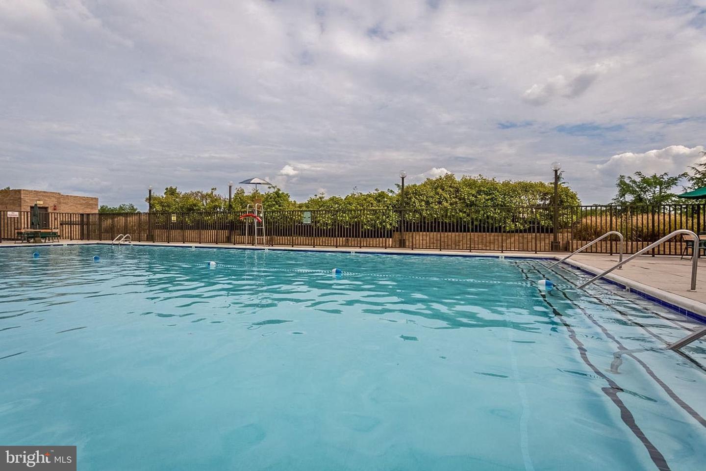 3713 S GEORGE MASON DR #T5W, FALLS CHURCH, Virginia 22041, 3 Bedrooms Bedrooms, ,2 BathroomsBathrooms,Residential,For sale,3713 S GEORGE MASON DR #T5W,VAFX2288866 MLS # VAFX2288866