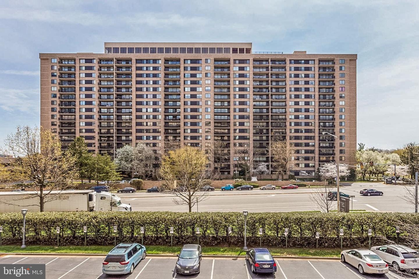 3713 S GEORGE MASON DR #T5W, FALLS CHURCH, Virginia 22041, 3 Bedrooms Bedrooms, ,2 BathroomsBathrooms,Residential,For sale,3713 S GEORGE MASON DR #T5W,VAFX2288866 MLS # VAFX2288866