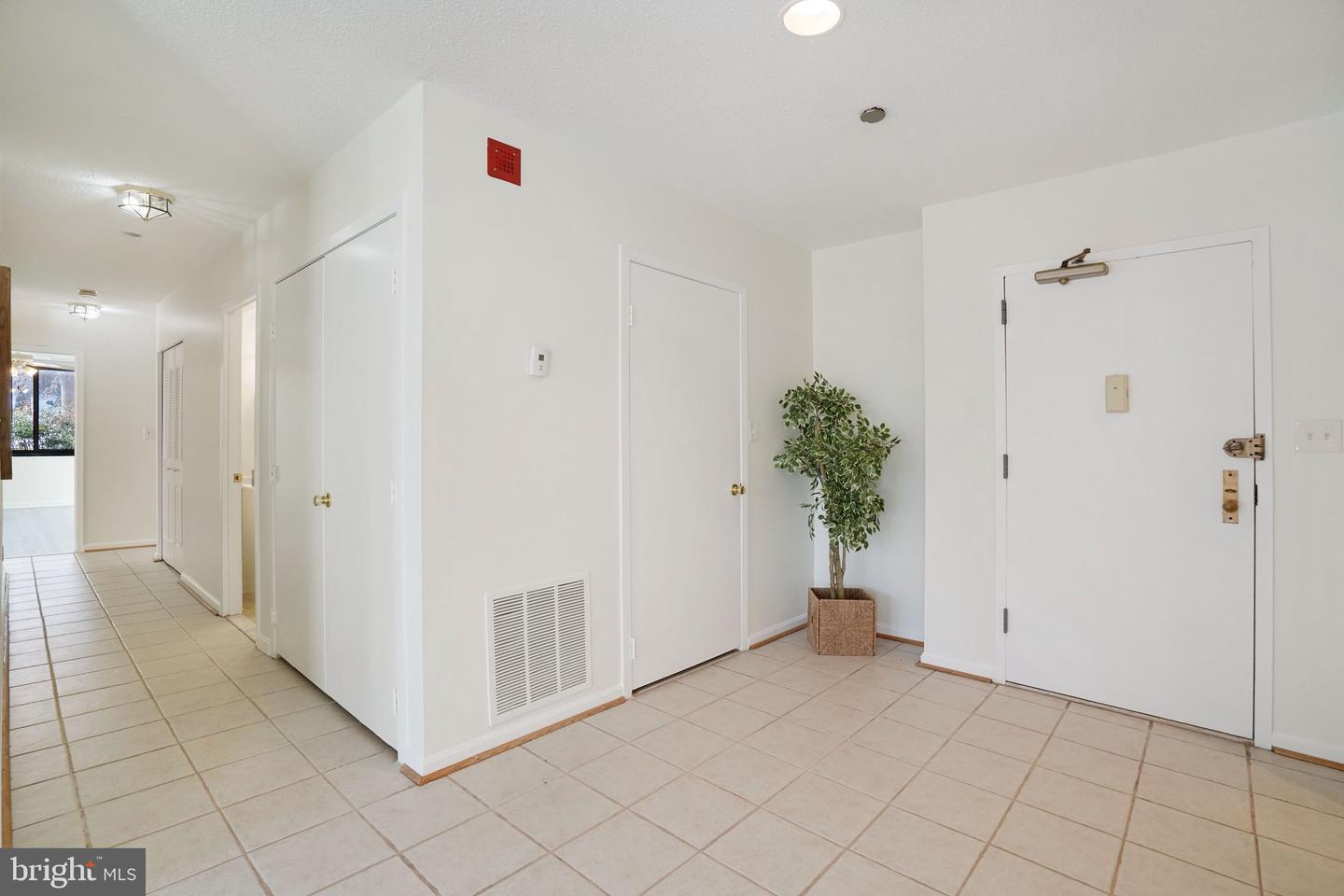 3713 S GEORGE MASON DR #T5W, FALLS CHURCH, Virginia 22041, 3 Bedrooms Bedrooms, ,2 BathroomsBathrooms,Residential,For sale,3713 S GEORGE MASON DR #T5W,VAFX2288866 MLS # VAFX2288866