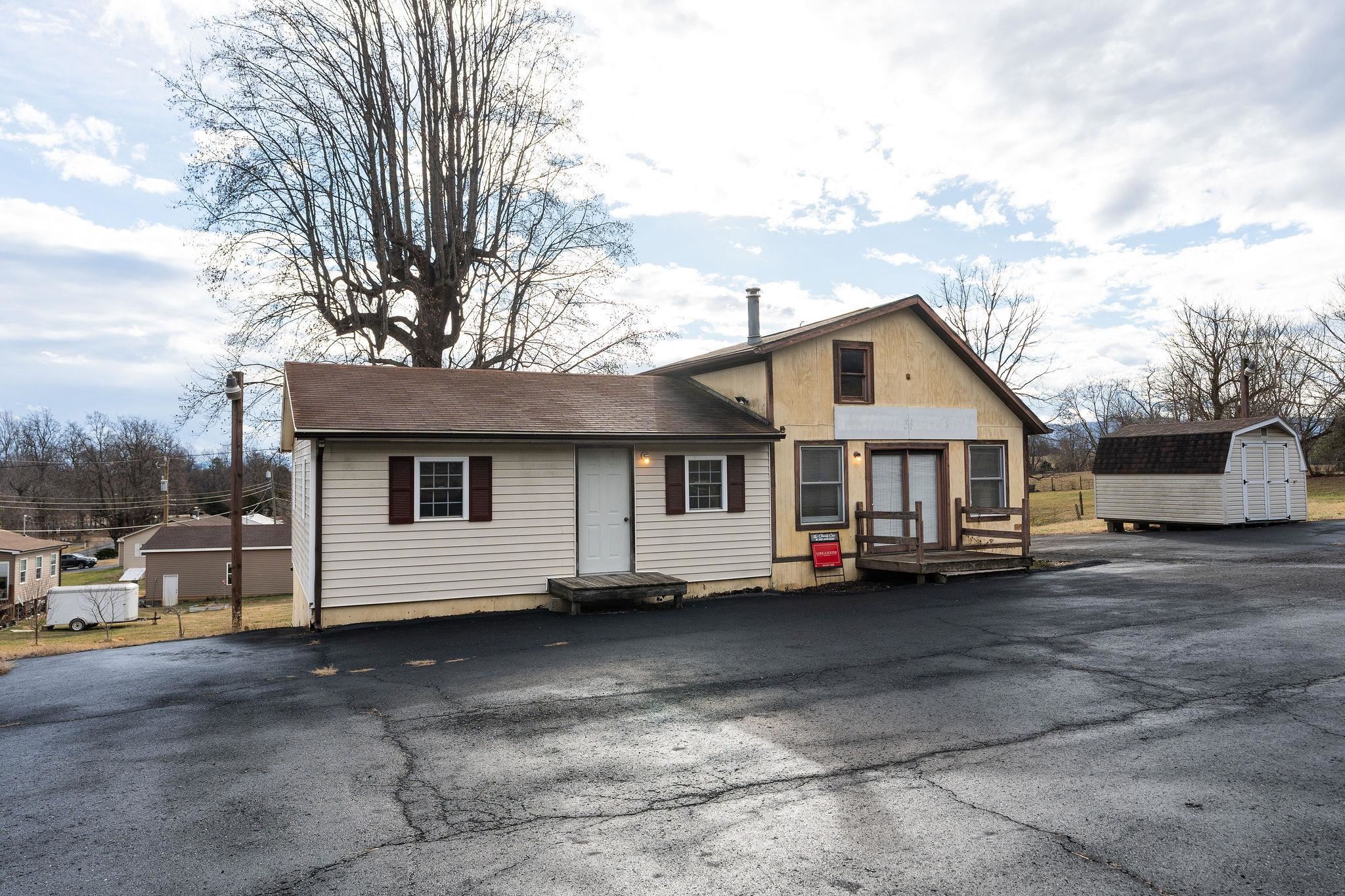 2594 LEE JACKSON HWY, STAUNTON, Virginia 24401, 2 Bedrooms Bedrooms, ,1 BathroomBathrooms,Residential,2594 LEE JACKSON HWY,672111 MLS # 672111