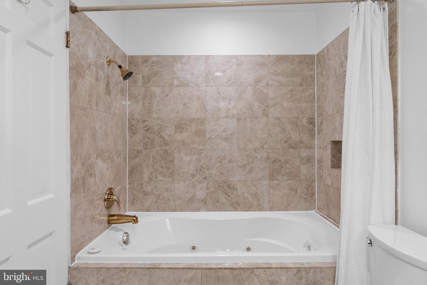 515 S ROYAL ST, ALEXANDRIA, Virginia 22314, 3 Bedrooms Bedrooms, ,2 BathroomsBathrooms,Residential,For sale,515 S ROYAL ST,VAAX2053810 MLS # VAAX2053810