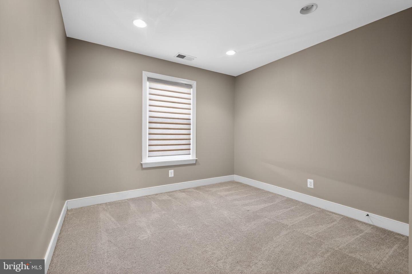 2044 BLUNT LN, ALEXANDRIA, Virginia 22303, 3 Bedrooms Bedrooms, ,3 BathroomsBathrooms,Residential,For sale,2044 BLUNT LN,VAFX2289084 MLS # VAFX2289084