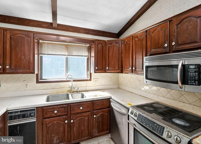 6320 WINDPATTERNS TRL, FAIRFAX STATION, Virginia 22039, 3 Bedrooms Bedrooms, 8 Rooms Rooms,3 BathroomsBathrooms,Residential,For sale,6320 WINDPATTERNS TRL,VAFX2289122 MLS # VAFX2289122