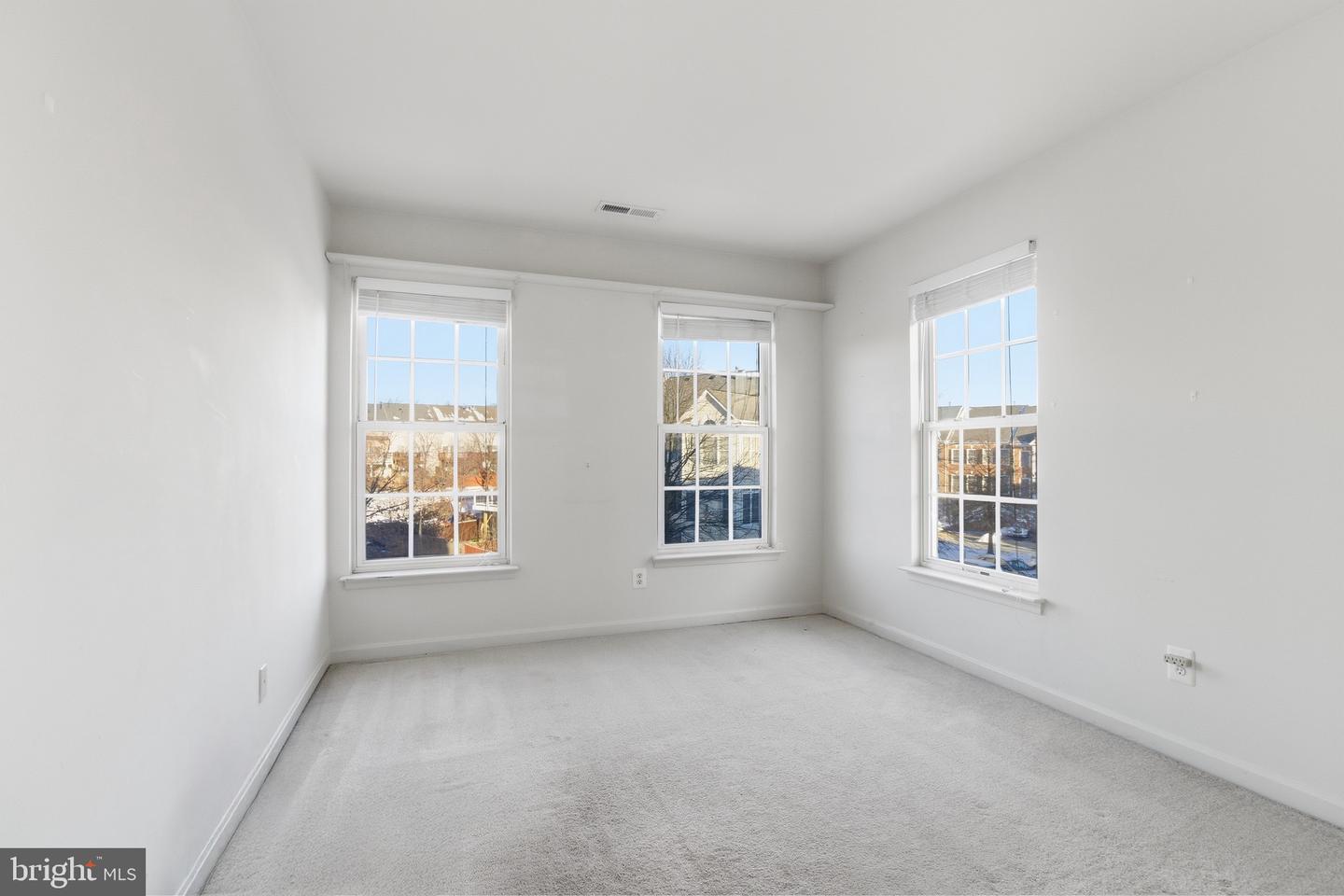 18544 PINEVIEW SQ, LEESBURG, Virginia 20176, 3 Bedrooms Bedrooms, ,2 BathroomsBathrooms,Residential,For sale,18544 PINEVIEW SQ,VALO2114690 MLS # VALO2114690