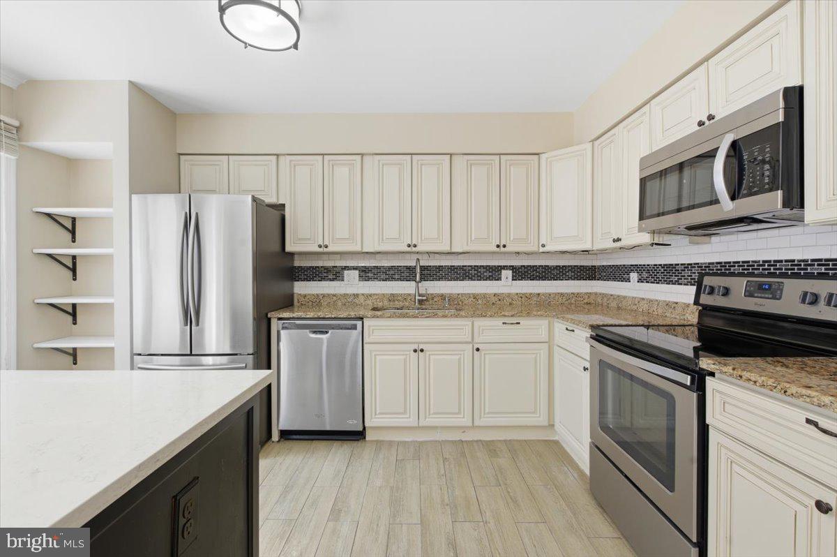 14187 ROYAL OAK LN, CENTREVILLE, Virginia 20120, 4 Bedrooms Bedrooms, 7 Rooms Rooms,3 BathroomsBathrooms,Residential,For sale,14187 ROYAL OAK LN,VAFX2289392 MLS # VAFX2289392