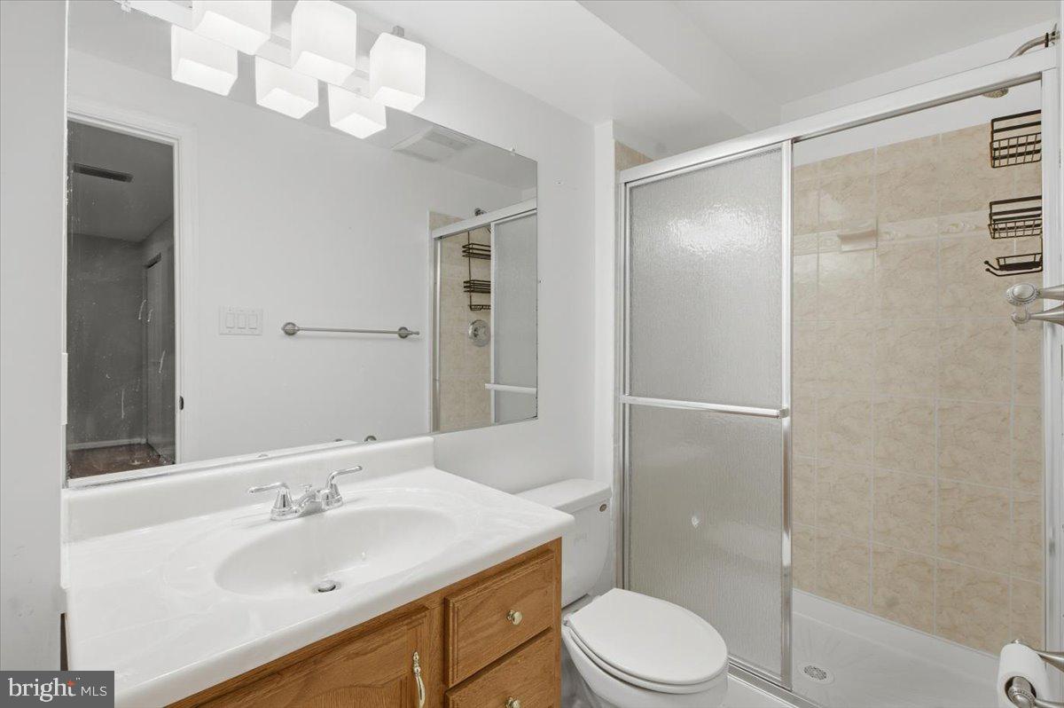 14187 ROYAL OAK LN, CENTREVILLE, Virginia 20120, 4 Bedrooms Bedrooms, 7 Rooms Rooms,3 BathroomsBathrooms,Residential,For sale,14187 ROYAL OAK LN,VAFX2289392 MLS # VAFX2289392