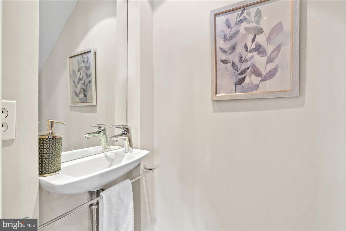 1752 17TH ST NW, WASHINGTON, District Of Columbia 20009, 4 Bedrooms Bedrooms, ,3 BathroomsBathrooms,Residential,For sale,1752 17TH ST NW,DCDC2244566 MLS # DCDC2244566