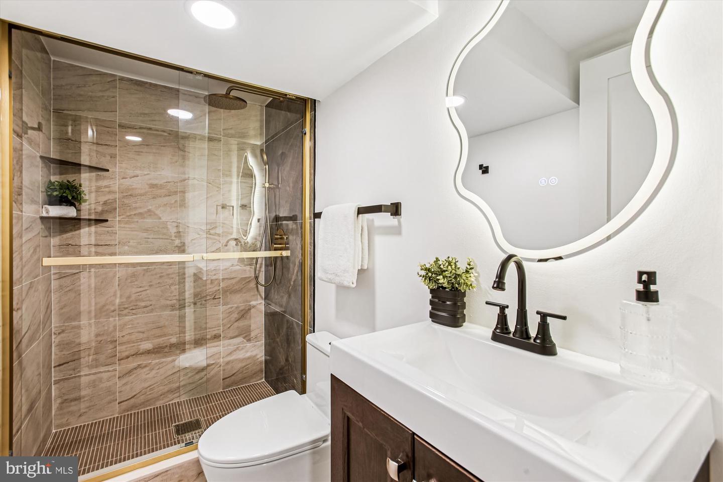 218 15TH ST NE, WASHINGTON, District Of Columbia 20002, 4 Bedrooms Bedrooms, ,3 BathroomsBathrooms,Residential,For sale,218 15TH ST NE,DCDC2240376 MLS # DCDC2240376