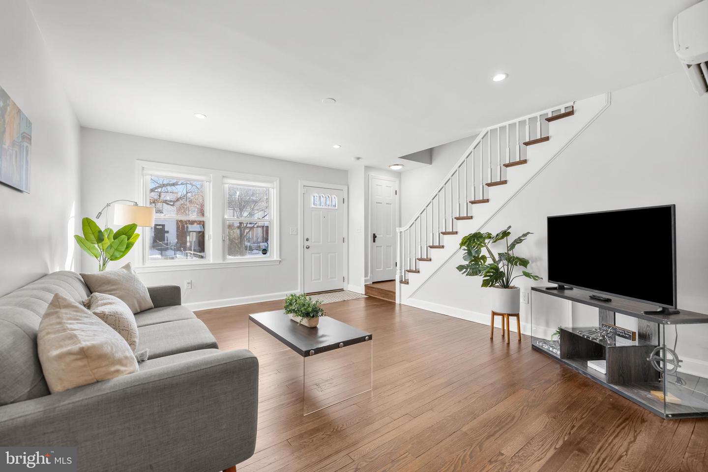 810 20TH ST NE, WASHINGTON, District Of Columbia 20002, 3 Bedrooms Bedrooms, ,2 BathroomsBathrooms,Residential,For sale,810 20TH ST NE,DCDC2245004 MLS # DCDC2245004