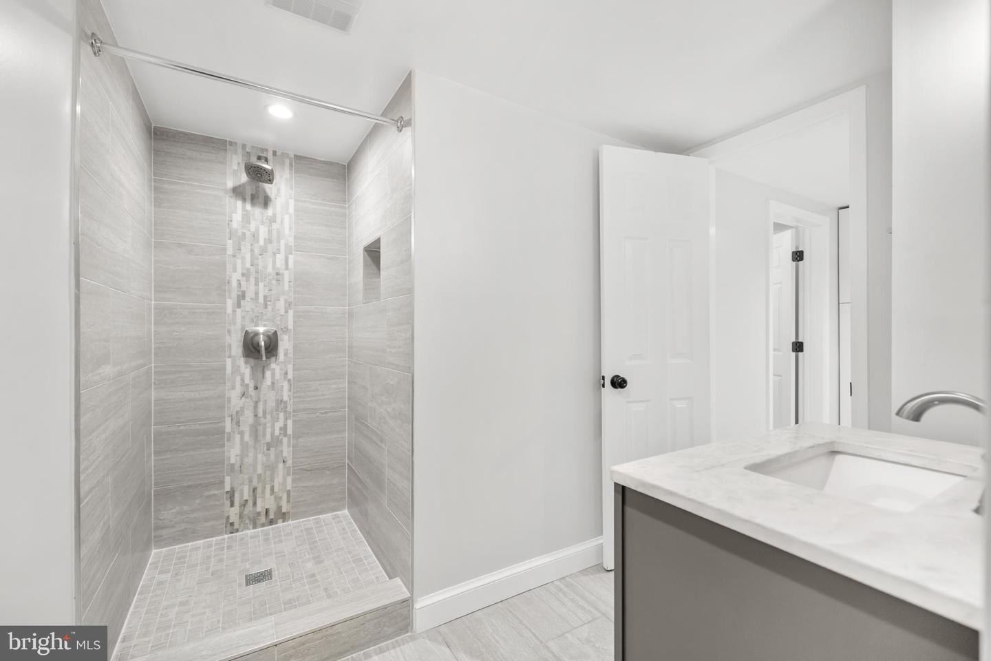 810 20TH ST NE, WASHINGTON, District Of Columbia 20002, 3 Bedrooms Bedrooms, ,2 BathroomsBathrooms,Residential,For sale,810 20TH ST NE,DCDC2245004 MLS # DCDC2245004