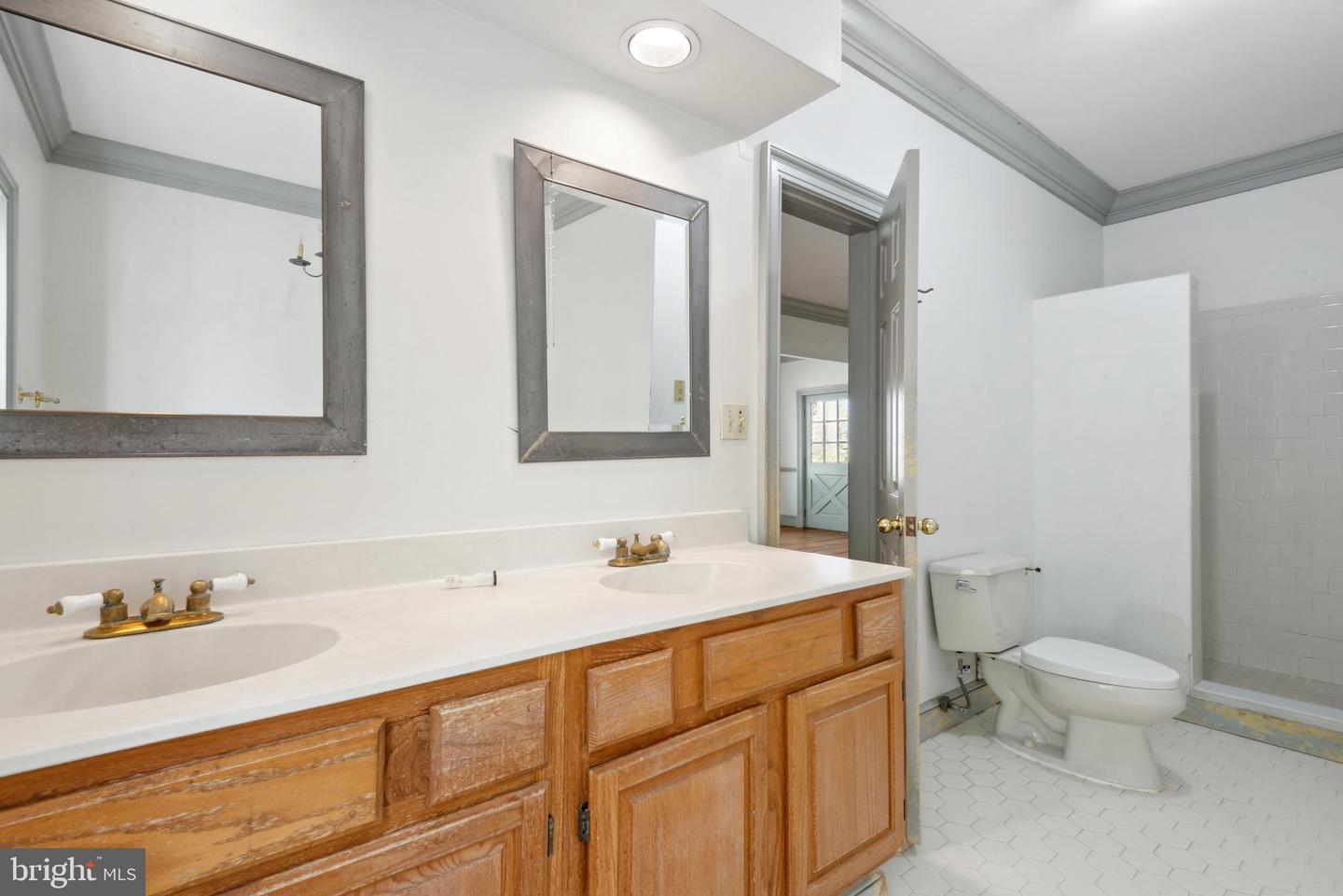 121 YARNICK RD, GREAT FALLS, Virginia 22066, 8 Bedrooms Bedrooms, ,5 BathroomsBathrooms,Residential,For sale,121 YARNICK RD,VAFX2227828 MLS # VAFX2227828