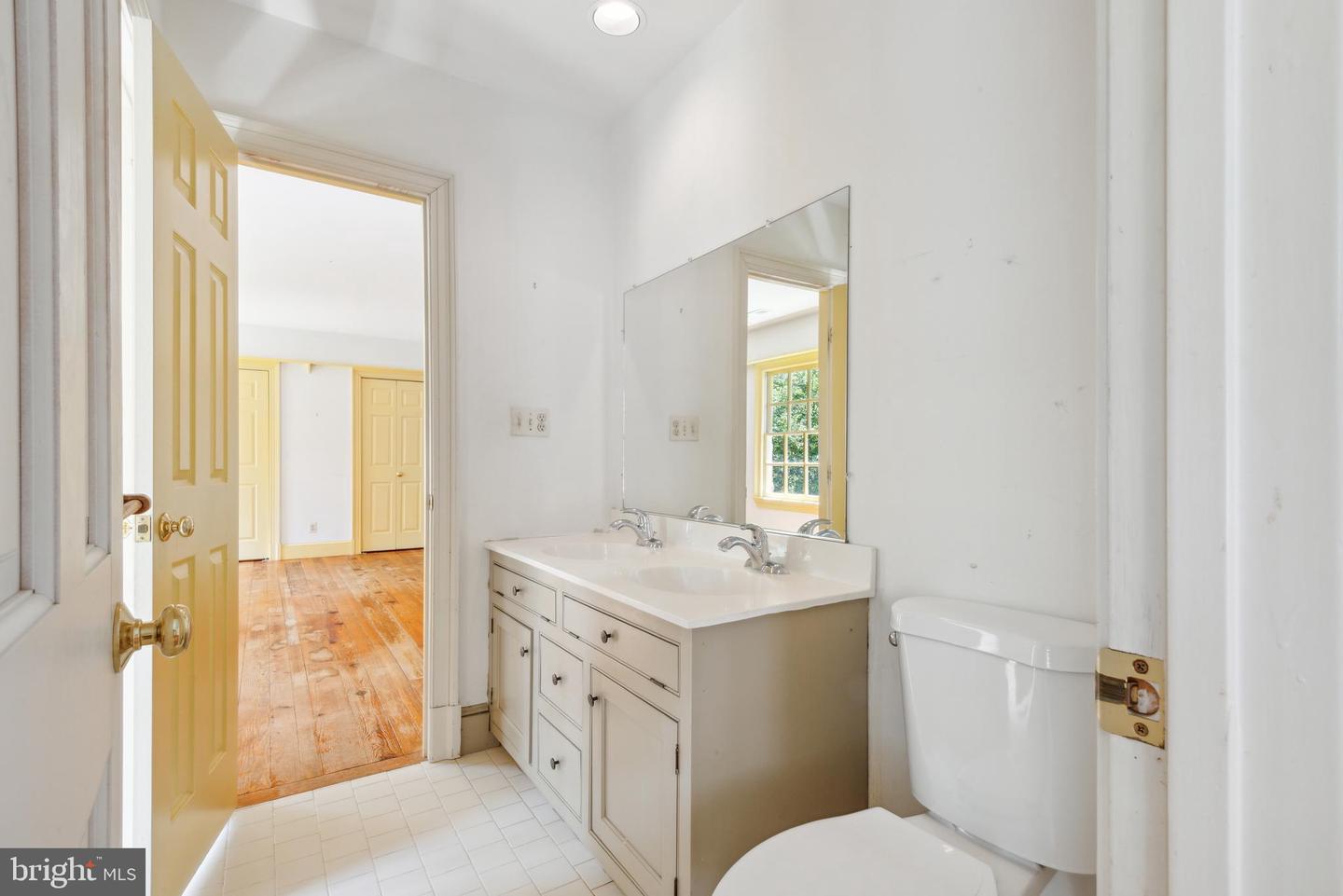 121 YARNICK RD, GREAT FALLS, Virginia 22066, 8 Bedrooms Bedrooms, ,5 BathroomsBathrooms,Residential,For sale,121 YARNICK RD,VAFX2227828 MLS # VAFX2227828