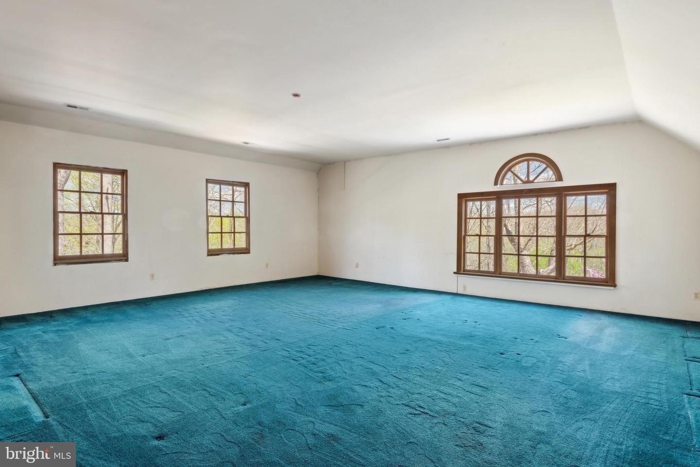 121 YARNICK RD, GREAT FALLS, Virginia 22066, 8 Bedrooms Bedrooms, ,5 BathroomsBathrooms,Residential,For sale,121 YARNICK RD,VAFX2227828 MLS # VAFX2227828