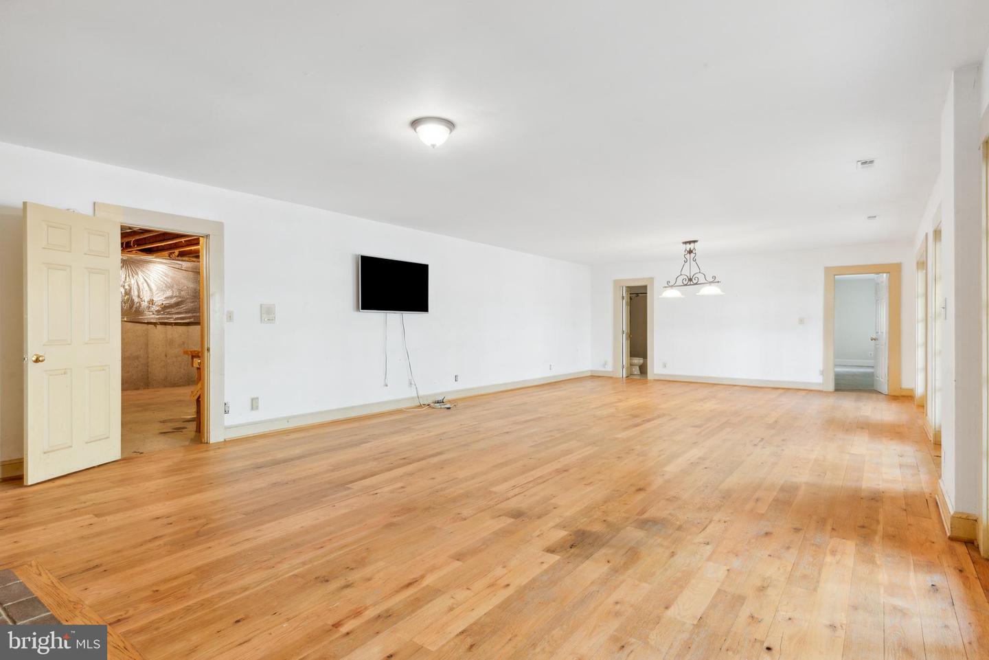 121 YARNICK RD, GREAT FALLS, Virginia 22066, 8 Bedrooms Bedrooms, ,5 BathroomsBathrooms,Residential,For sale,121 YARNICK RD,VAFX2227828 MLS # VAFX2227828