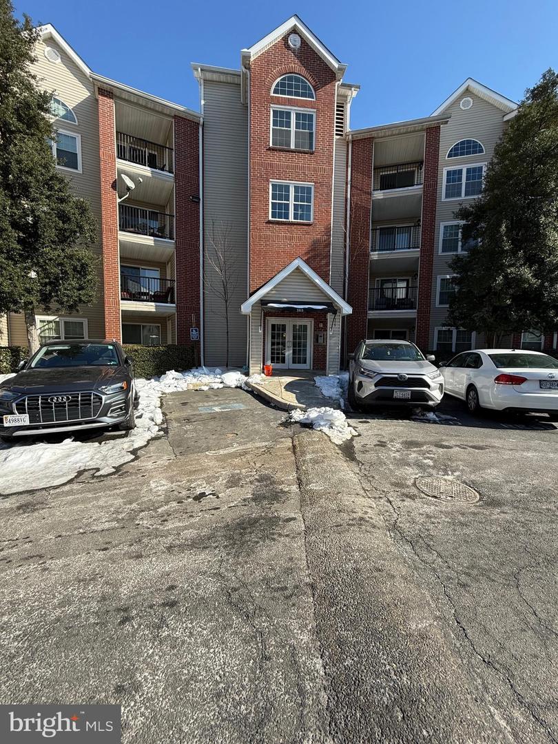 3313 WYNDHAM CIR #3210, ALEXANDRIA, Virginia 22302, 1 Bedroom Bedrooms, ,1 BathroomBathrooms,Residential,For sale,3313 WYNDHAM CIR #3210,VAAX2053904 MLS # VAAX2053904