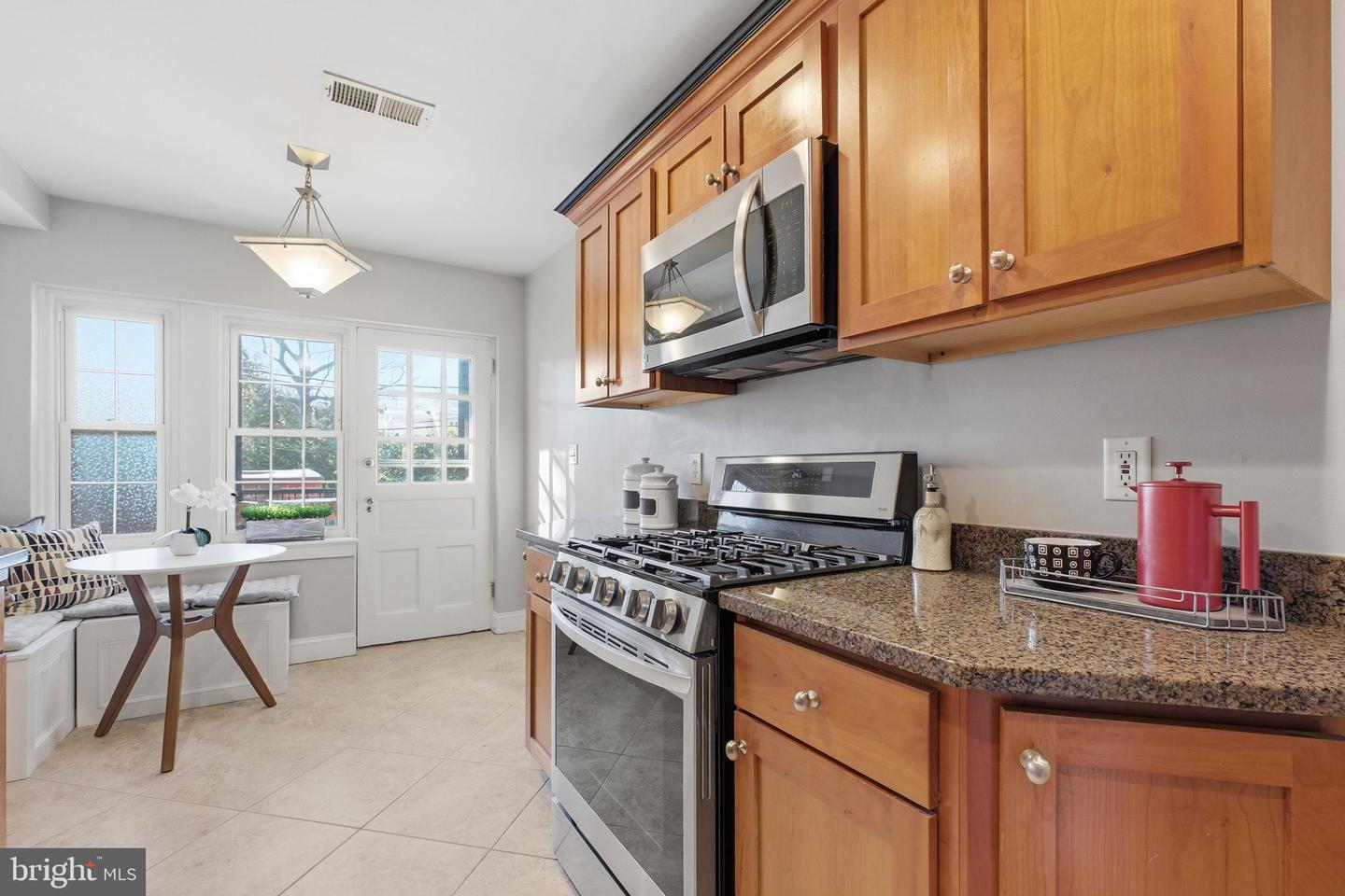 402 COMMONWEALTH AVE #206, ALEXANDRIA, Virginia 22301, 2 Bedrooms Bedrooms, ,1 BathroomBathrooms,Residential,For sale,402 COMMONWEALTH AVE #206,VAAX2053914 MLS # VAAX2053914