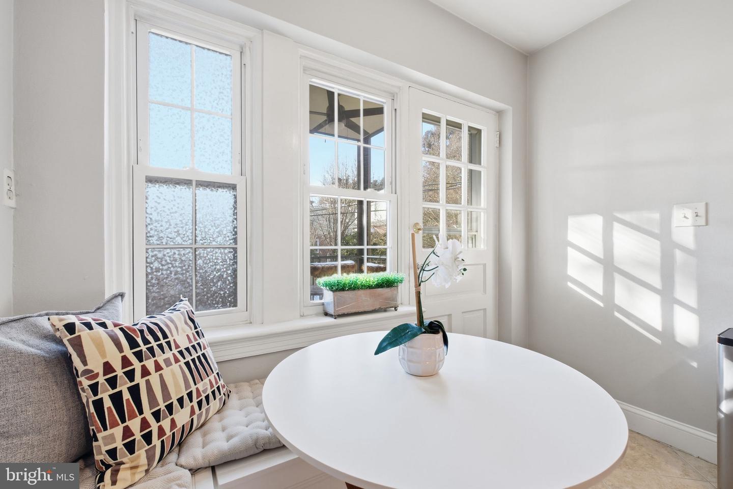 402 COMMONWEALTH AVE #206, ALEXANDRIA, Virginia 22301, 2 Bedrooms Bedrooms, ,1 BathroomBathrooms,Residential,For sale,402 COMMONWEALTH AVE #206,VAAX2053914 MLS # VAAX2053914