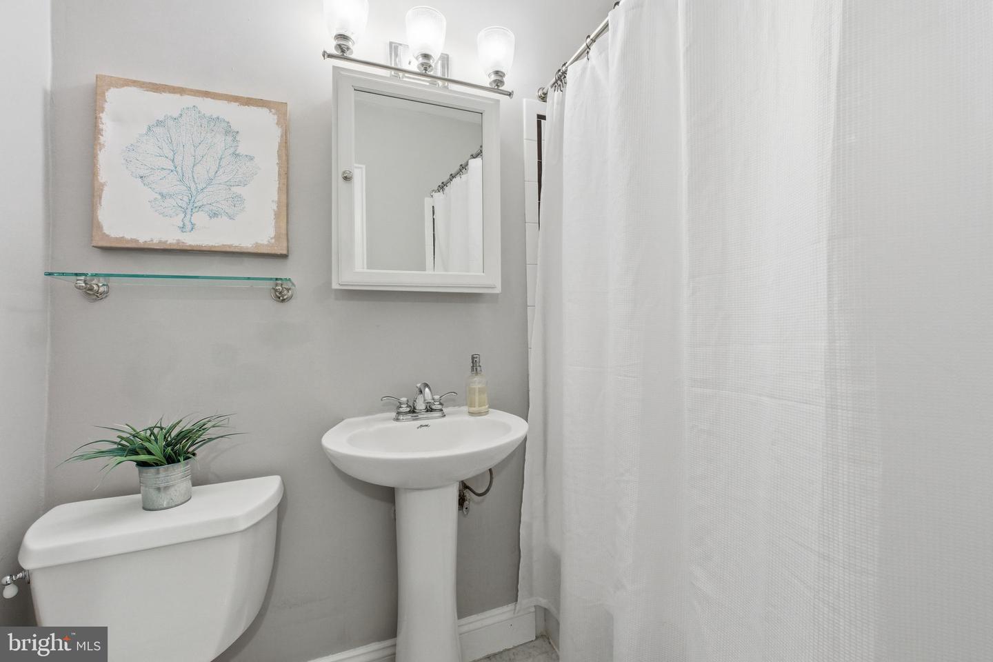 402 COMMONWEALTH AVE #206, ALEXANDRIA, Virginia 22301, 2 Bedrooms Bedrooms, ,1 BathroomBathrooms,Residential,For sale,402 COMMONWEALTH AVE #206,VAAX2053914 MLS # VAAX2053914