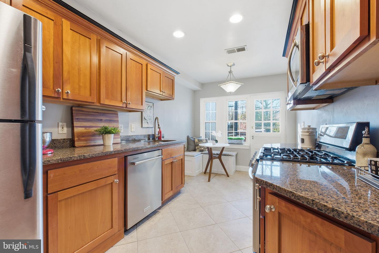 402 COMMONWEALTH AVE #206, ALEXANDRIA, Virginia 22301, 2 Bedrooms Bedrooms, ,1 BathroomBathrooms,Residential,For sale,402 COMMONWEALTH AVE #206,VAAX2053914 MLS # VAAX2053914