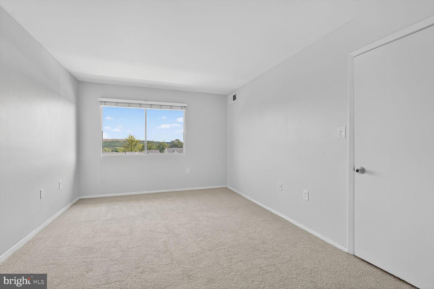 1602 RENATE DR #302, WOODBRIDGE, Virginia 22192, 1 Bedroom Bedrooms, 9 Rooms Rooms,1 BathroomBathrooms,Residential,For sale,1602 RENATE DR #302,VAPW2103994 MLS # VAPW2103994